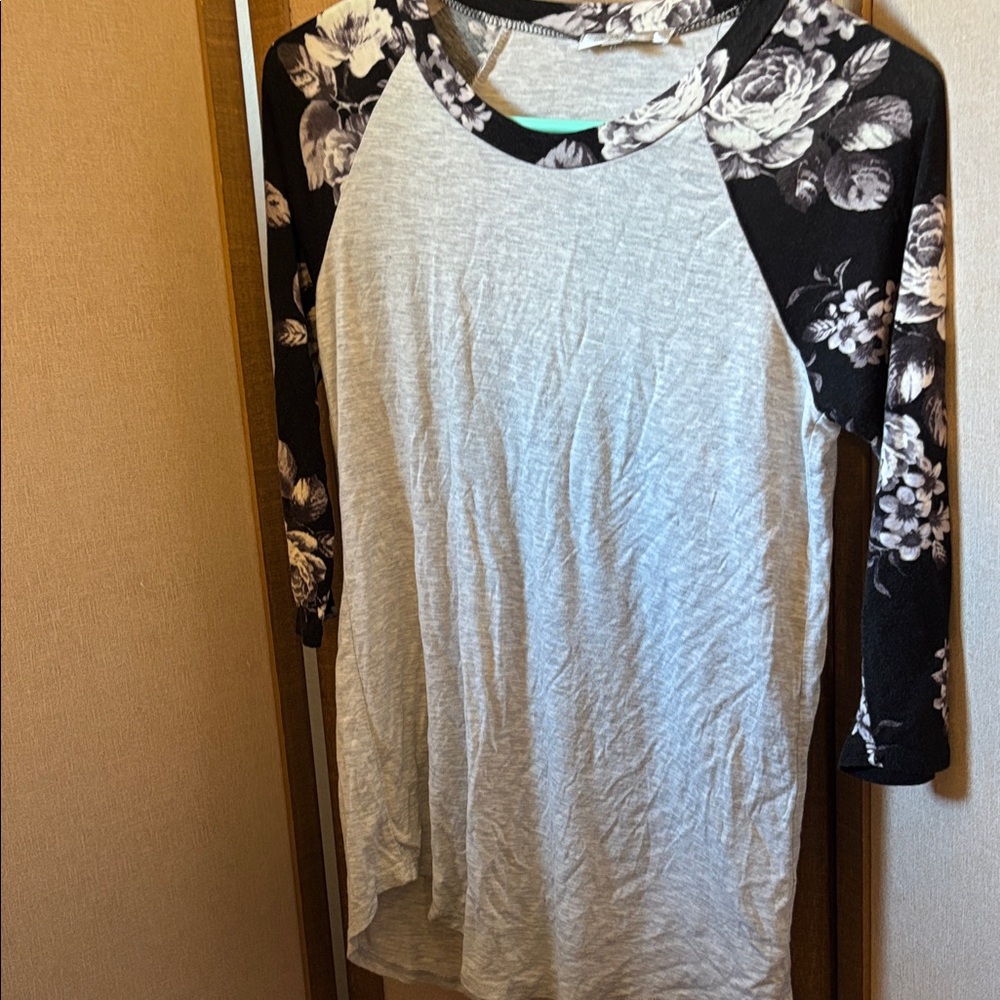 DownEast Floral Raglan Top - Gray and Black XS